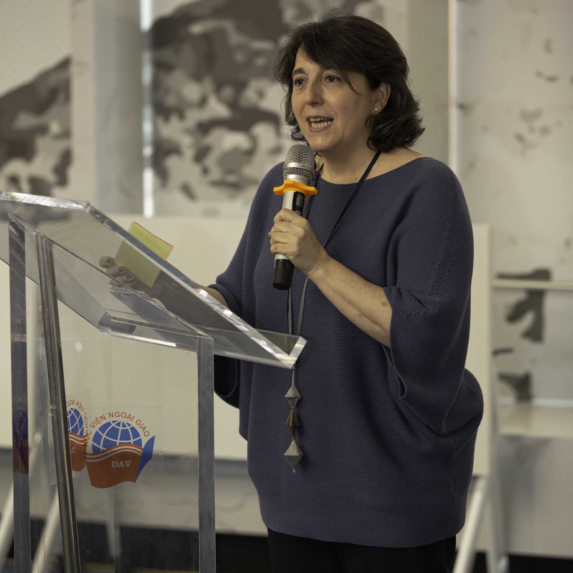 Bà Pilar Méndez Jiménez, Đại sứ Tây Ban Nha tại Việt Nam chia sẻ tình cảm với đất nước và con người Việt Nam. (Nguồn: HVNG)