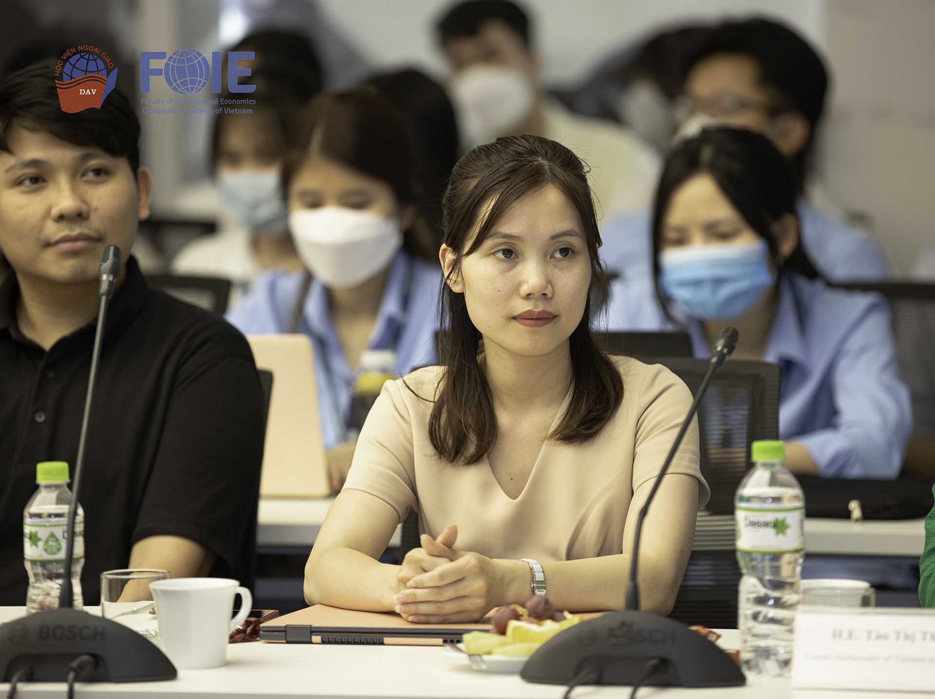 Các diễn giả chụp hình lưu niệm tại sự kiện. (Nguồn: HVNG)