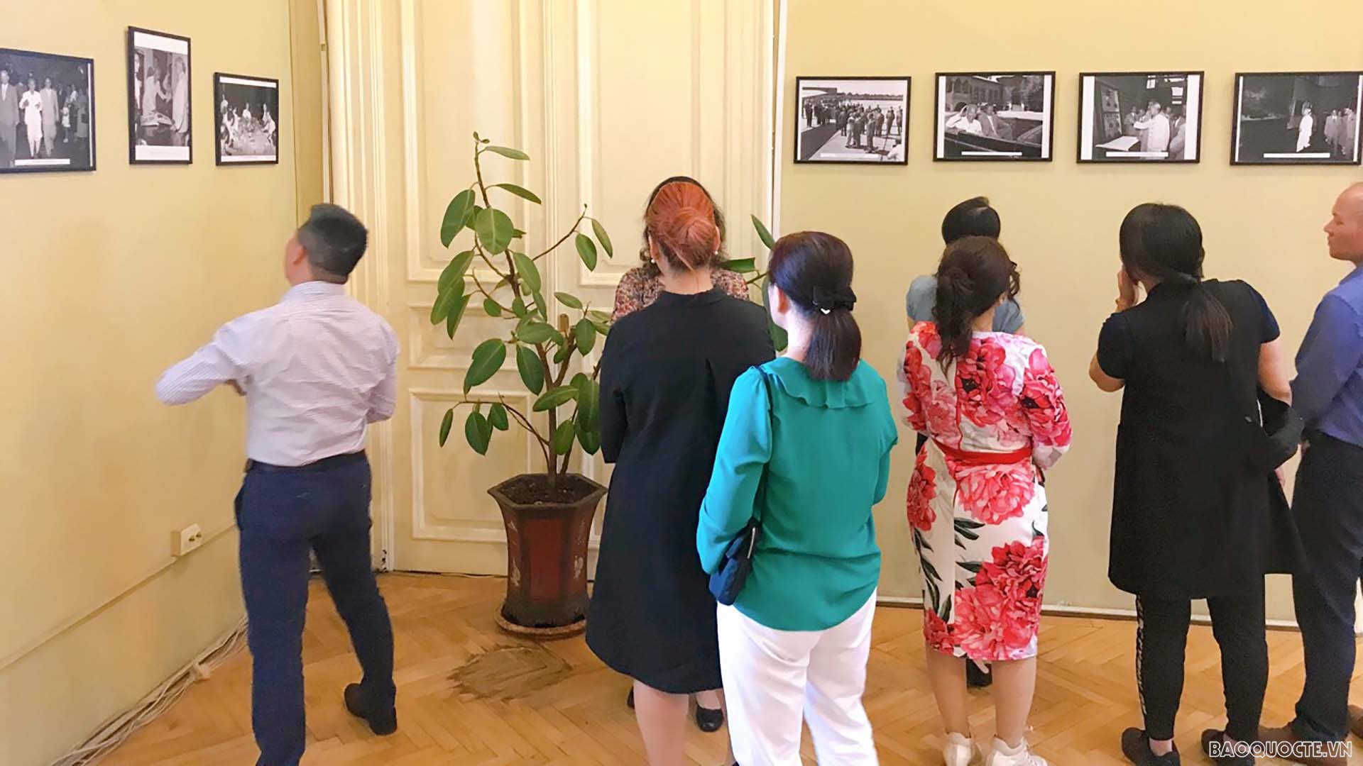 Các đại biểu cũng đã tham dự, xem trưng bày ảnh về Chủ tịch Hồ Chí Minh.