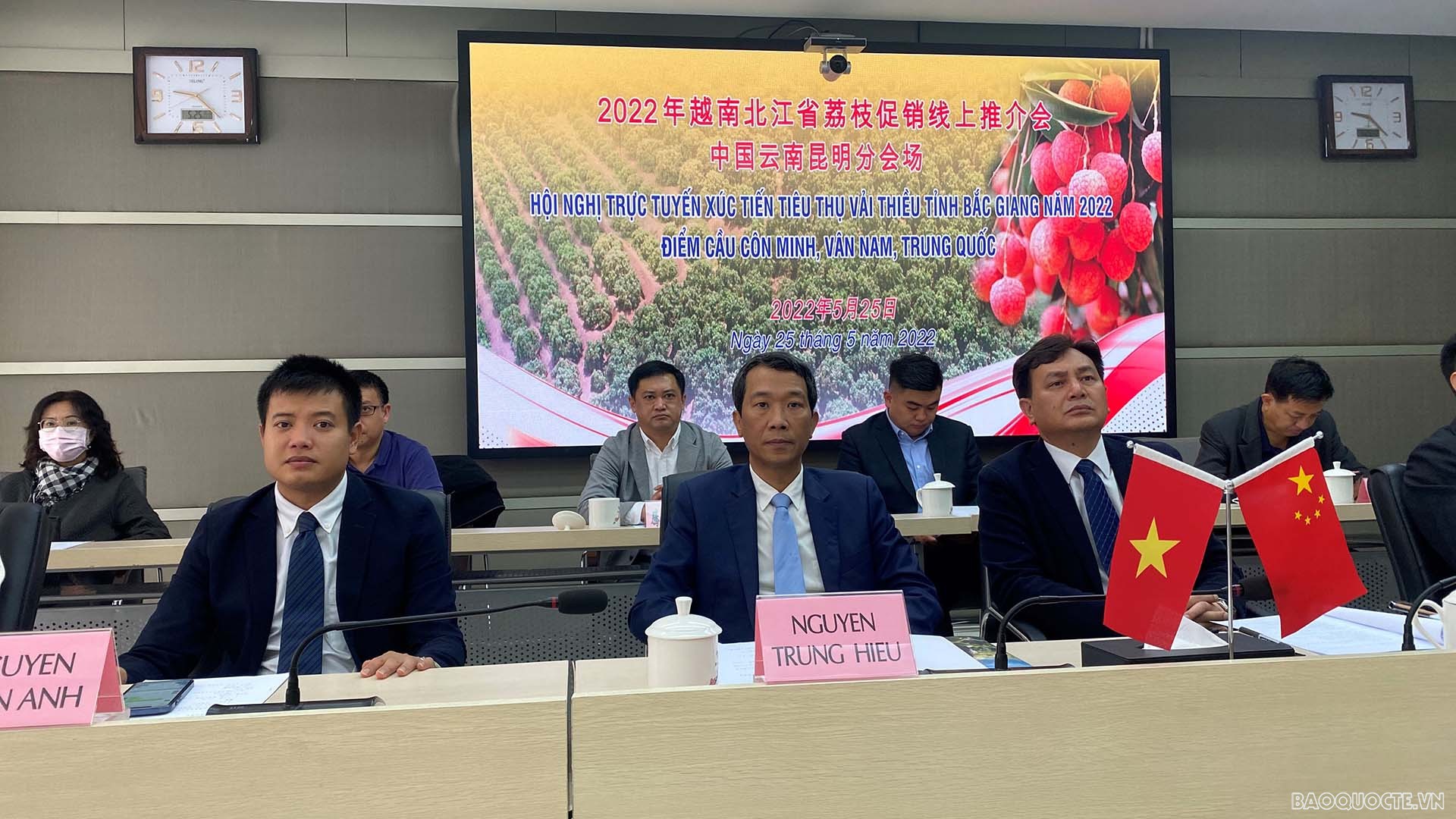 Ông Nguyễn Trung Hiếu, Tổng Lãnh sự Việt Nam tại Côn Minh; ông Hạo Nhất Sơn, Phó Giám đốc Sở Thương mại tỉnh Vân Nam và ông Nguyễn Tuấn Anh, Thương vụ Việt Nam tại sự kiện. Ông Nguyễn Trung Hiếu, Tổng Lãnh sự Việt Nam tại Côn Minh; ông Hạo Nhất Sơn, Phó Giám đốc Sở Thương mại tỉnh Vân Nam và ông Nguyễn Tuấn Anh, Thương vụ Việt Nam tại sự kiện.