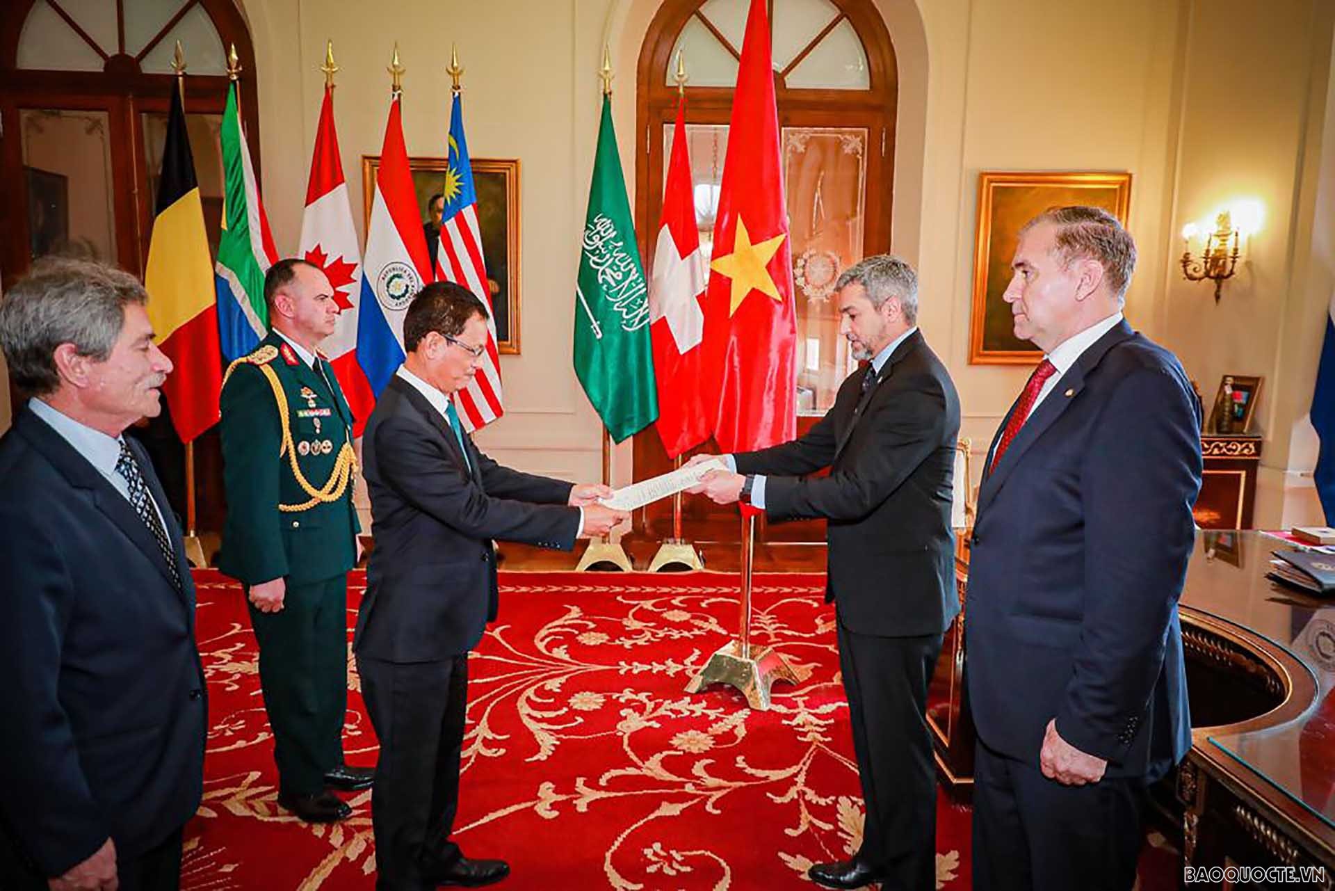 Đại sứ Dương Quốc Thanh trình Thư ủy nhiệm lên Tổng thống Paraguay Mario Abdo Benitez.