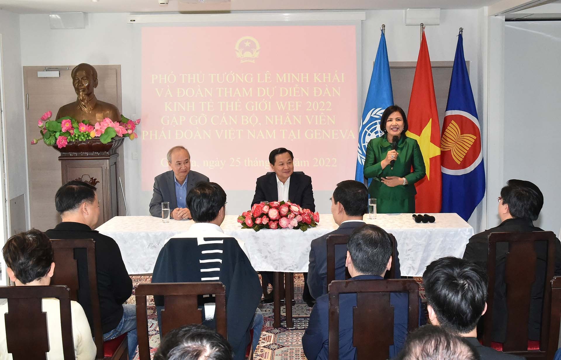 Đại sứ, Trưởng Phái đoàn Việt Nam tại Geneva Lê Thị Tuyết Mai báo cáo với Phó Thủ tướng Lê Minh Khái cùng Đoàn công tác tình hình hoạt động của Phái đoàn. (Nguồn: VGP) Đại sứ, Trưởng Phái đoàn Việt Nam tại Geneva Lê Thị Tuyết Mai báo cáo với Phó Thủ tướng Lê Minh Khái cùng Đoàn công tác tình hình hoạt động của Phái đoàn. (Nguồn: VGP)