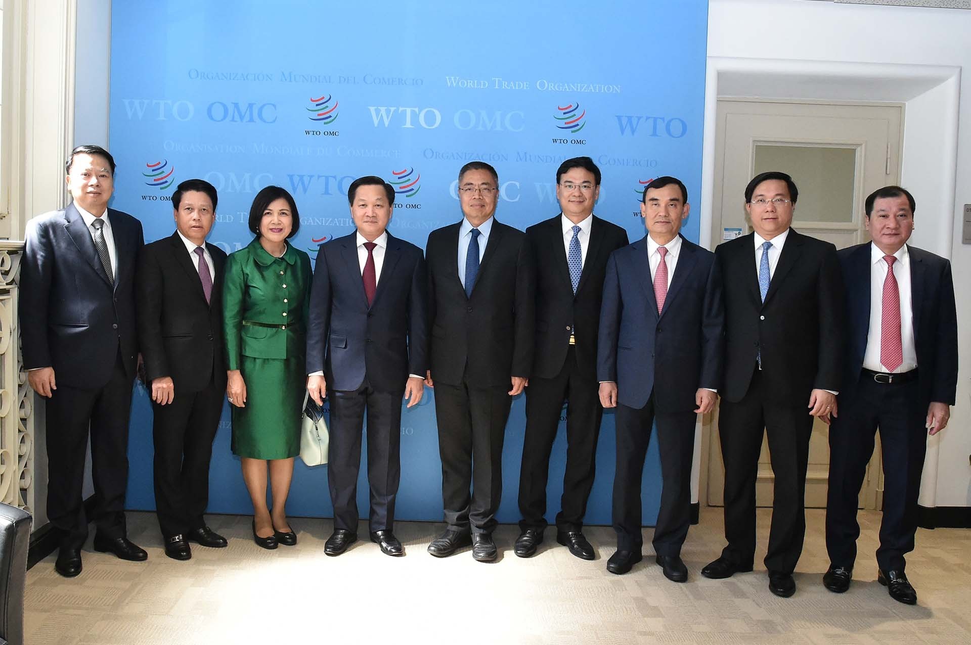 Phó Thủ tướng Lê Minh Khái và Phó Tổng giám đốc WTO Trương Hướng Thần cùng các đại biểu. (Nguồn: VGP) Phó Thủ tướng Lê Minh Khái và Phó Tổng giám đốc WTO Trương Hướng Thần cùng các đại biểu. (Nguồn: VGP)
