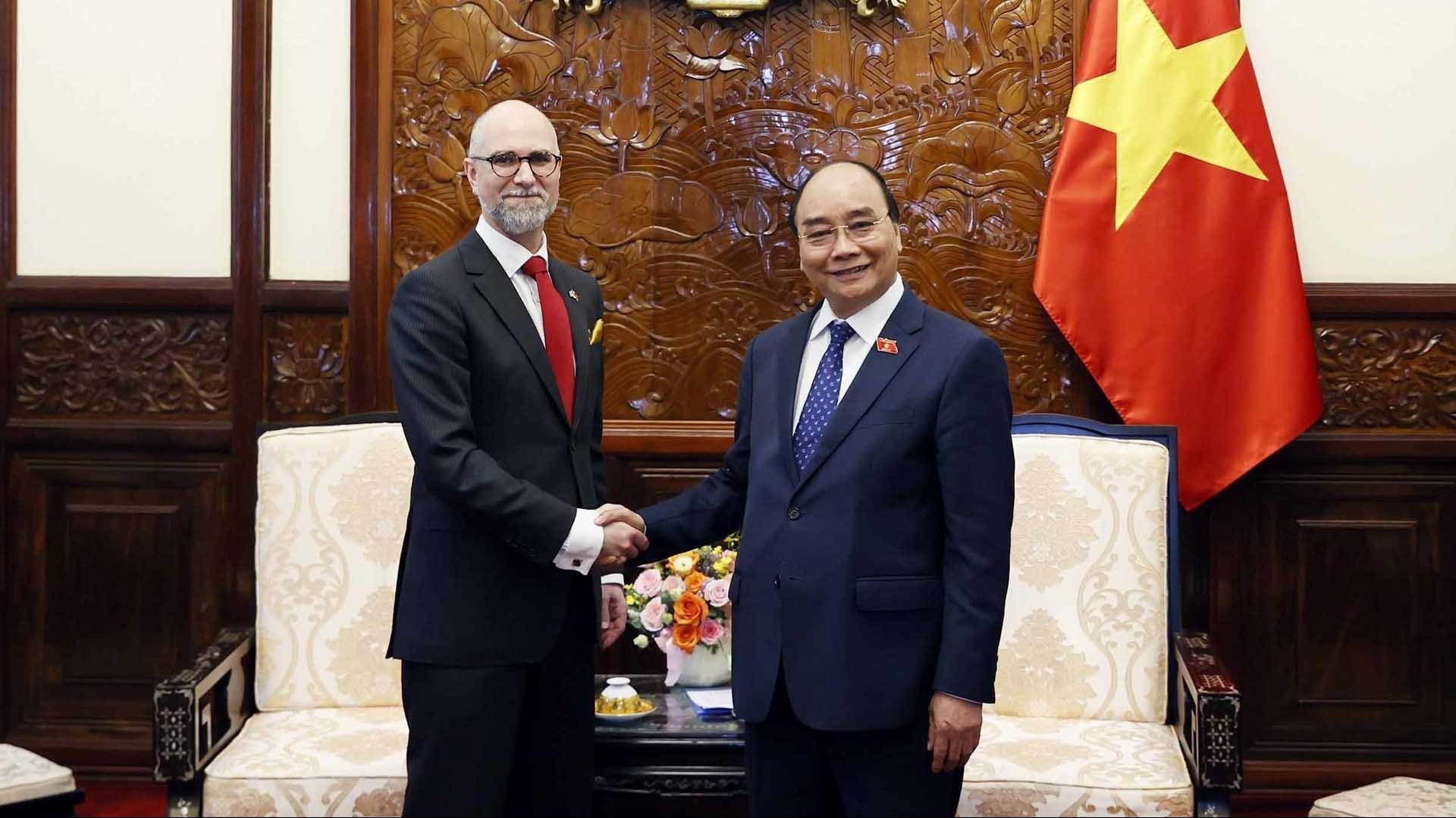 Chủ tịch nước Nguyễn Xuân Phúc tiếp Đại sứ các nước Ukraine và Canada trình Quốc thư