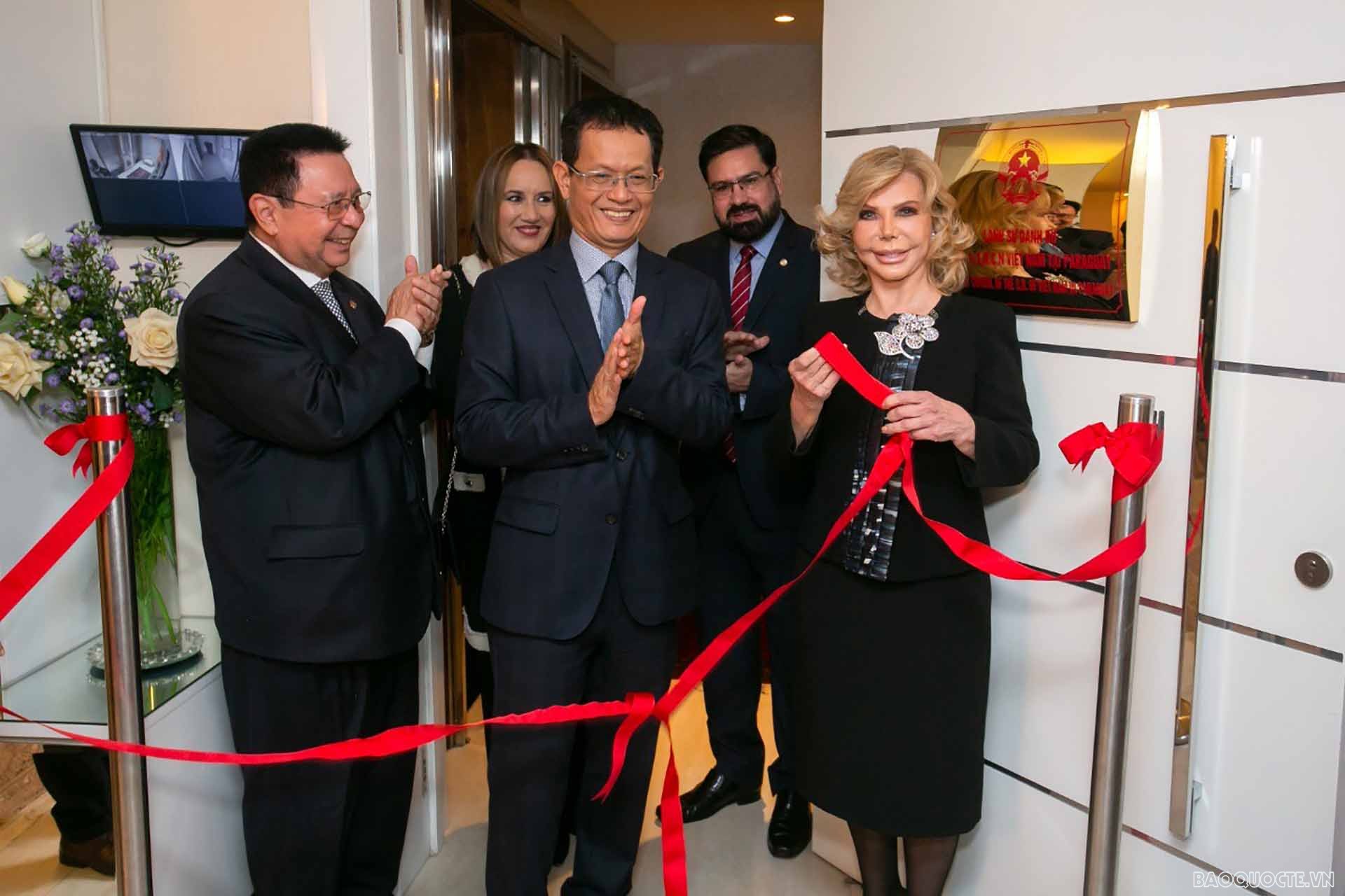 Đại sứ Dương Quốc Thanh và Lãnh sự danh dự Việt Nam tại Paraguay cắt băng khai trương Văn phòng. 