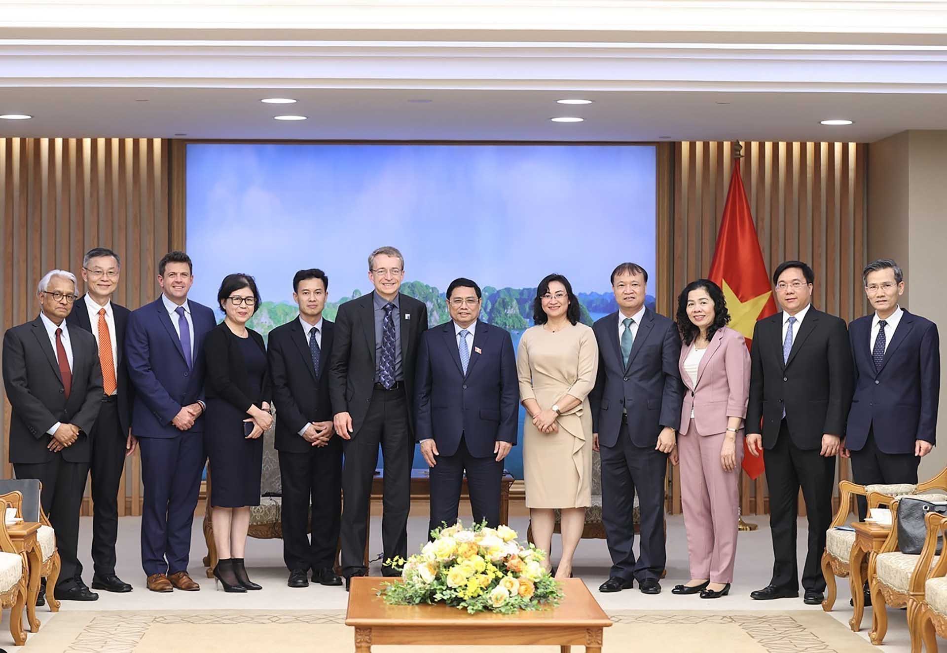 Thủ tướng Phạm Minh Chính và ông Patrick Paul Gelsinger, Giám đốc điều hành Tập đoàn Intel cùng các thành viên đoàn chụp ảnh chung. (Nguồn: TTXVN)