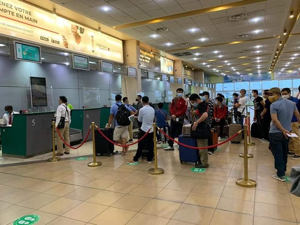 công dân Việt Nam làm thủ tục lên máy bay. dich covid 19 dua hon 130 cong dan viet nam tai malaysia va mot so nuoc chau phi ve nuoc