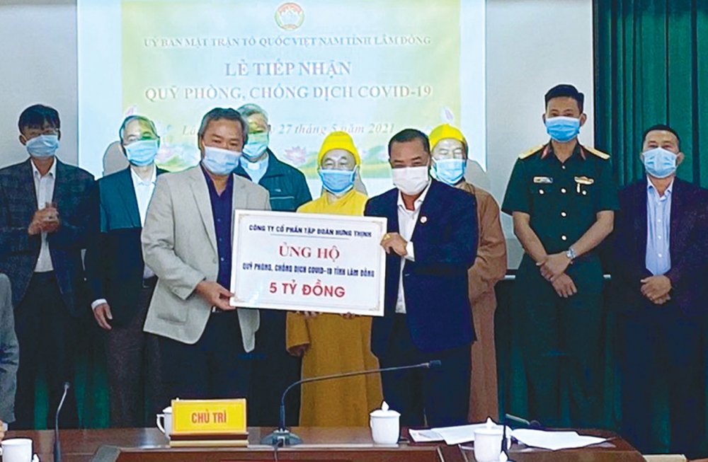 Ông Lê Hồng Việt – Phó Chủ tịch kiêm Phó Tổng Giám đốc Tập đoàn Hưng Thịnh (bên phải) trao tặng 5 tỷ đồng cho Quỹ phòng, chống Covid-19 tỉnh Lâm Đồng