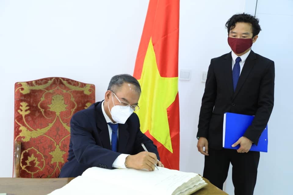 Đại sứ Nguyễn Nam Tiến trình Thư ủy nhiệm lên Tổng thống Ethiopia Đại sứ Nguyễn Nam Tiến trình Thư ủy nhiệm lên Tổng thống Ethiopia