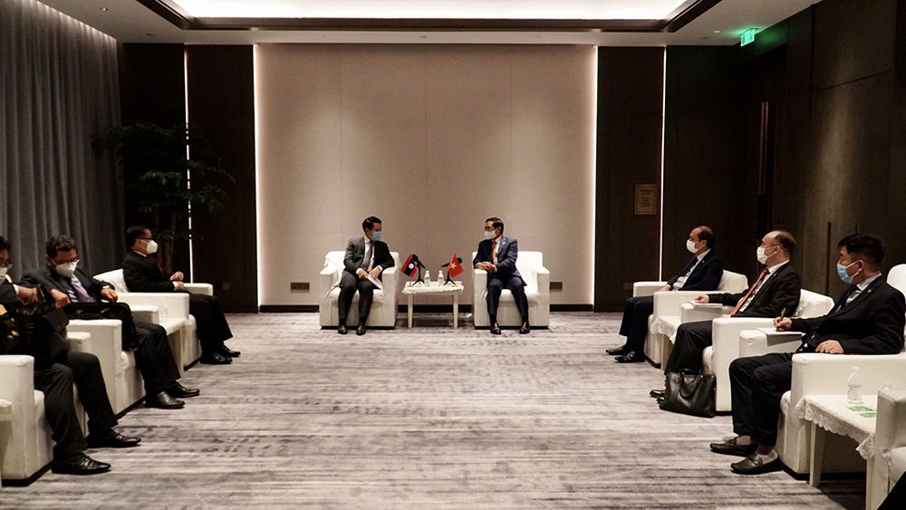 Bộ trưởng Ngoại giao Bùi Thanh Sơn gặp song phương Bộ trưởng Ngoại giao Lào