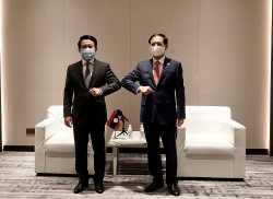 Bộ trưởng Ngoại giao Bùi Thanh Sơn gặp song phương Bộ trưởng Ngoại giao Lào