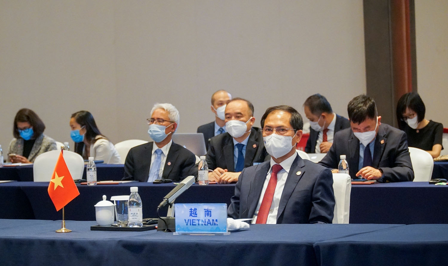 Bộ trưởng Ngoại giao Bùi Thanh Sơn dẫn đầu đoàn Việt Nam tham dự Hội nghị đặc biệt các Bộ trưởng Ngoại giao ASEAN-Trung Quốc Bộ trưởng Ngoại giao Bùi Thanh Sơn dẫn đầu đoàn Việt Nam tham dự Hội nghị đặc biệt các Bộ trưởng Ngoại giao ASEAN-Trung Quốc