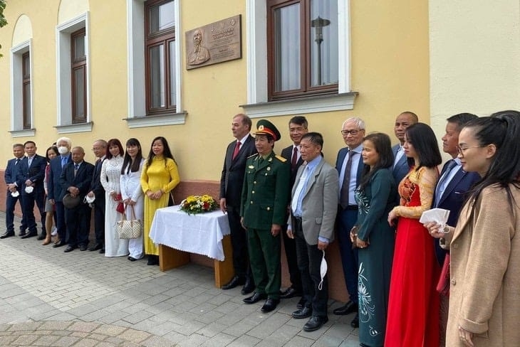 Đoàn đại biểu Cộng đồng người Việt và Đại sứ quán đến dâng hoa lưu niệm kỷ niệm sinh nhật Bác tại Tòa thị chính Horne Saliby Đoàn đại biểu Cộng đồng người Việt và Đại sứ quán đến dâng hoa lưu niệm kỷ niệm sinh nhật Bác tại Tòa thị chính Horne Saliby