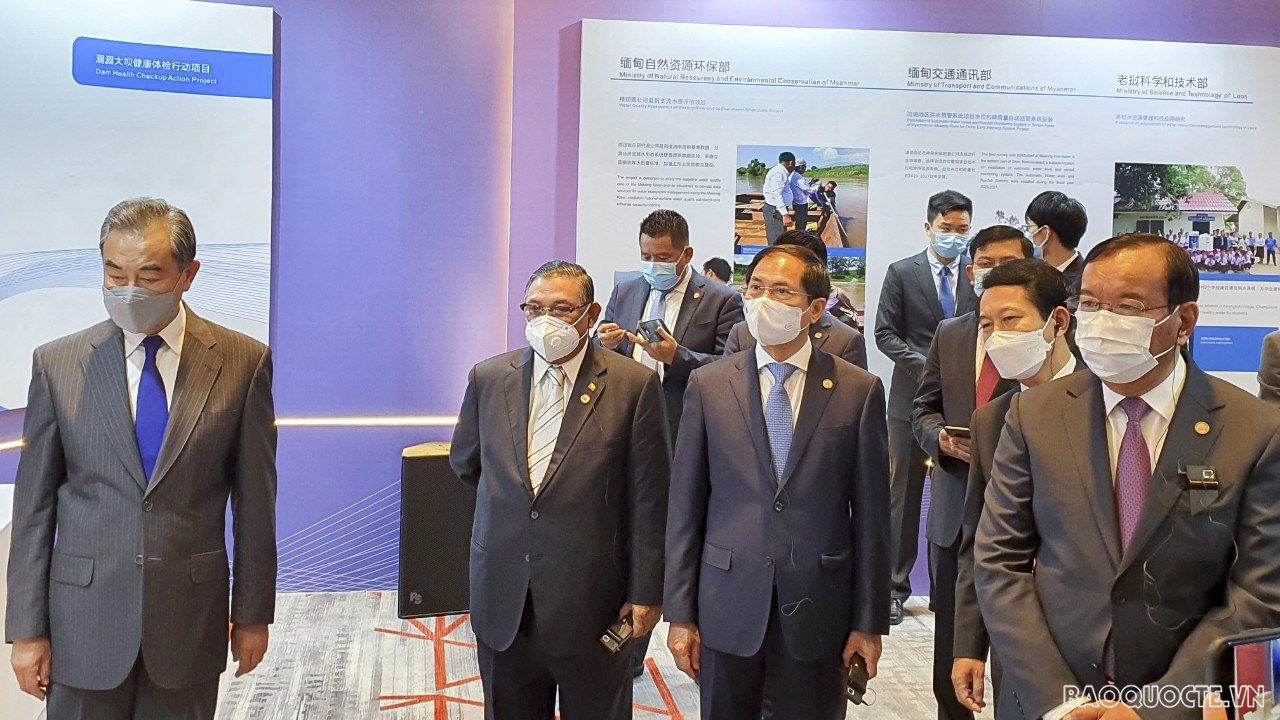 Trong ảnh: Bộ trưởng Ngoại giao Bùi Thanh Sơn tham dự Triển lãm thành tựu hợp tác Mê kong- Lan Thương ngày 08/6/2021 tại Trùng Khánh, Trung Quốc. Trong ảnh: Bộ trưởng Ngoại giao Bùi Thanh Sơn tham dự Triển lãm thành tựu hợp tác Mê kong- Lan Thương ngày 08/6/2021 tại Trùng Khánh, Trung Quốc.