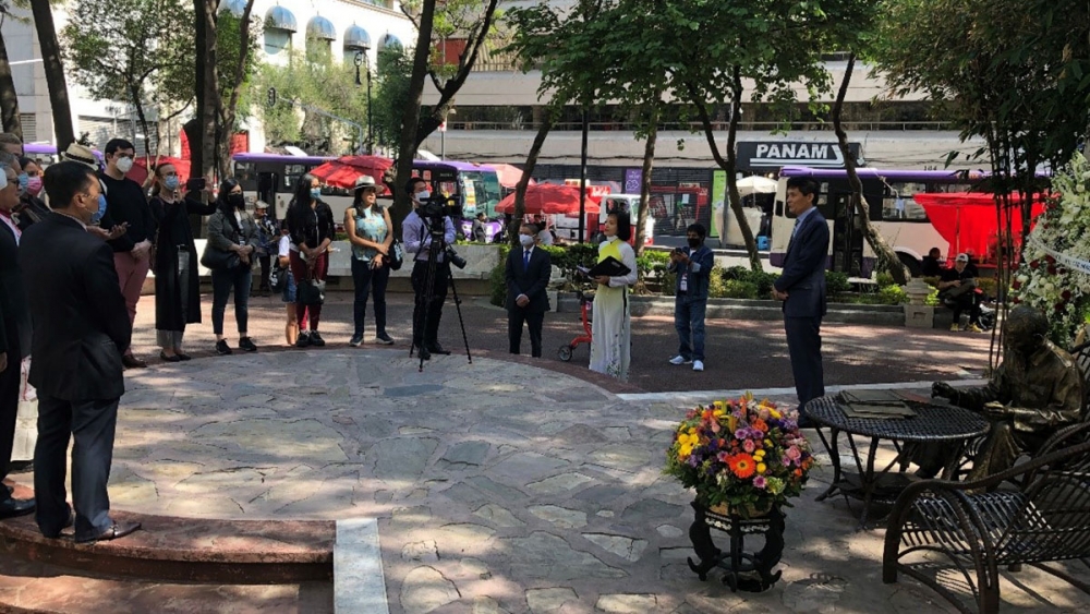 Đoàn các lãnh đạo cánh tả và tiến bộ quốc tế tổ chức Lễ dâng hoa tại Tượng đài Chủ tịch Hồ Chí Minh ở Thủ đô Mexico City.