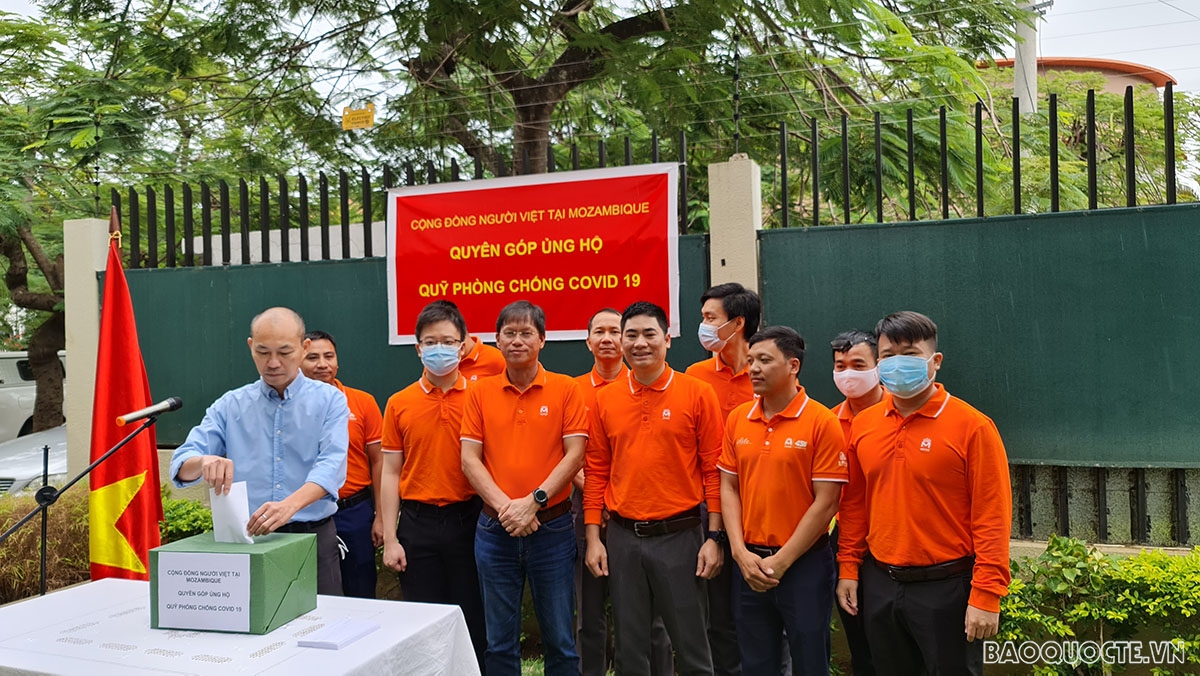 Cộng đồng người Việt tại  Mozambique quyên góp ủng hộ Quỹ phòng chống dịch Covid-19