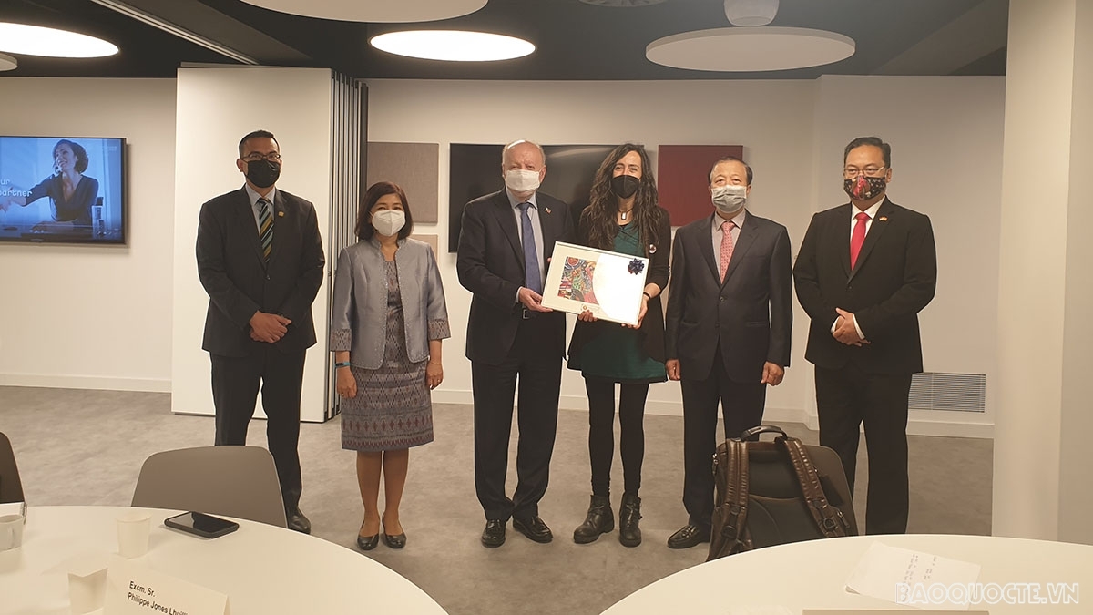 Đại sứ Việt Nam tại Tây Ban Nha Hoàng Xuân Hải thăm và làm việc tại Barcelona