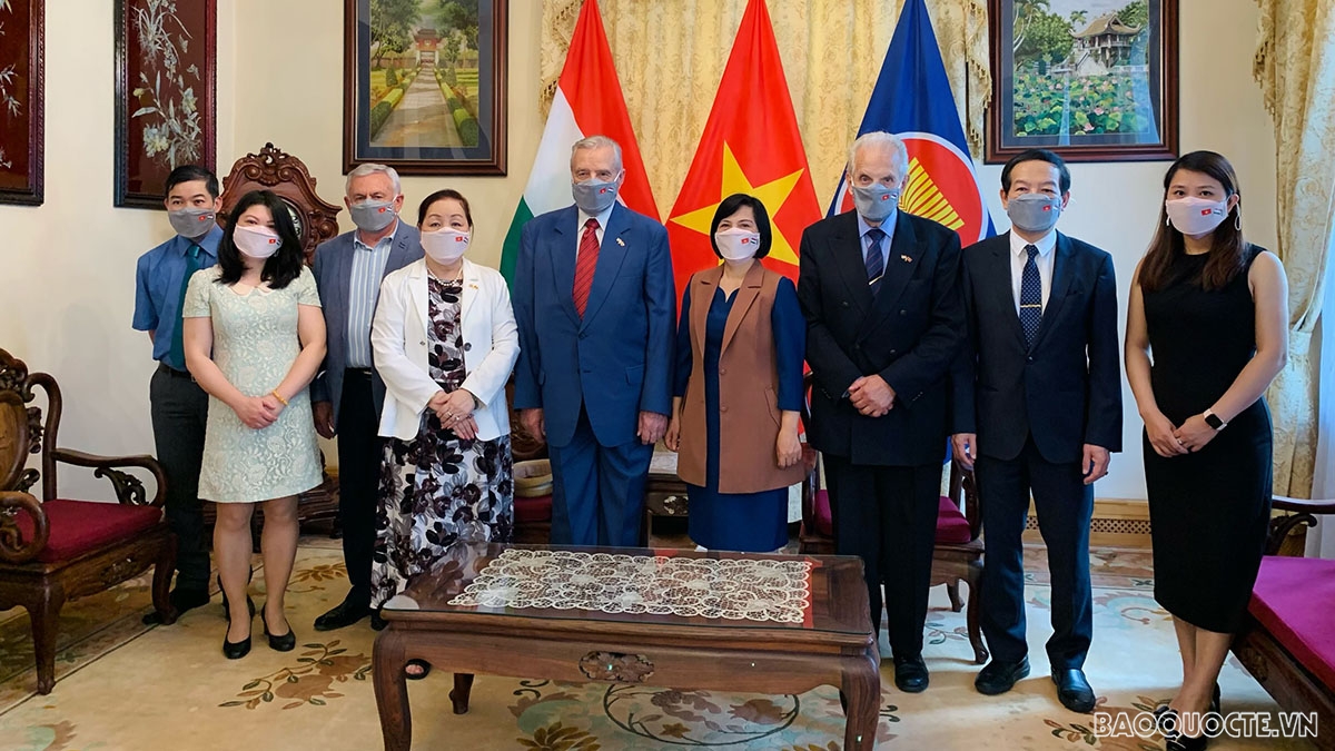 Đại sứ Nguyễn Thị Bích Thảo đã có buổi tiếp và làm việc với Trung tướng Botz László, Chủ tịch Hội Hữu nghị Hungary-Việt Nam Đại sứ Nguyễn Thị Bích Thảo đã có buổi tiếp và làm việc với Trung tướng Botz László, Chủ tịch Hội Hữu nghị Hungary-Việt Nam