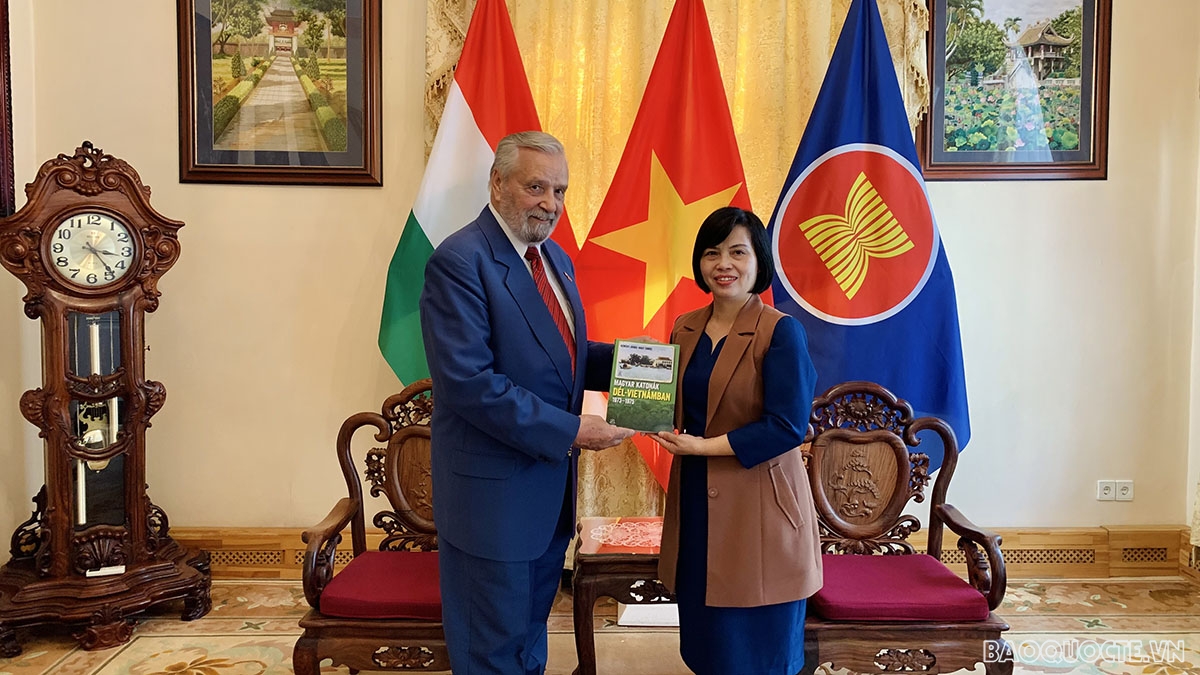 Đại sứ Nguyễn Thị Bích Thảo đã có buổi tiếp và làm việc với Trung tướng Botz László, Chủ tịch Hội Hữu nghị Hungary-Việt Nam Đại sứ Nguyễn Thị Bích Thảo đã có buổi tiếp và làm việc với Trung tướng Botz László, Chủ tịch Hội Hữu nghị Hungary-Việt Nam