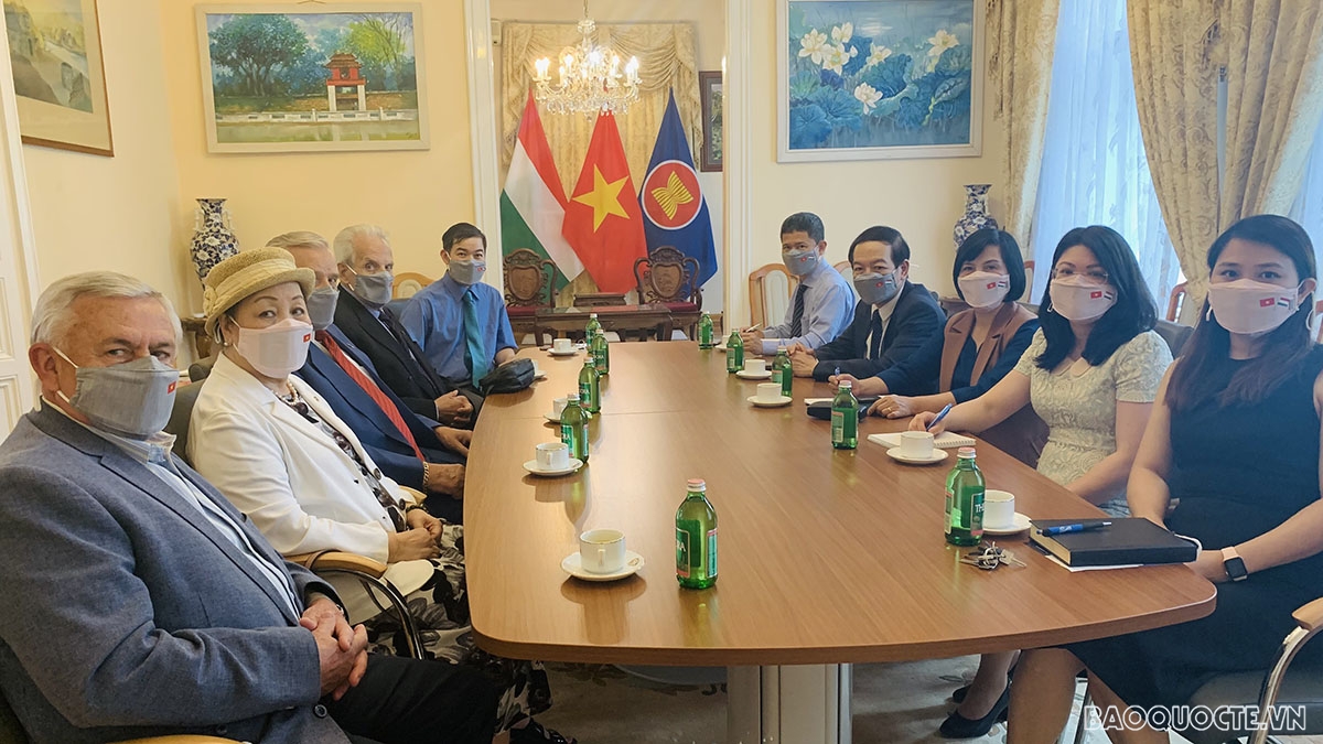 Đại sứ Nguyễn Thị Bích Thảo đã có buổi tiếp và làm việc với Trung tướng Botz László, Chủ tịch Hội Hữu nghị Hungary-Việt Nam Đại sứ Nguyễn Thị Bích Thảo đã có buổi tiếp và làm việc với Trung tướng Botz László, Chủ tịch Hội Hữu nghị Hungary-Việt Nam