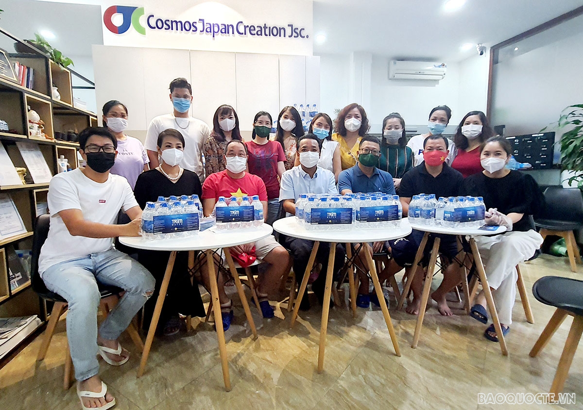 Các thành viên Quỹ Steve Bùi và Những người bạn tham gia làm sản phẩm nước kiềm bù điện giải thông qua Ủy ban Nhà nước về Người Việt Nam ở nước ngoài gửi tới các bác sỹ trên tuyến đầu dập dịch. (Ảnh: MH)