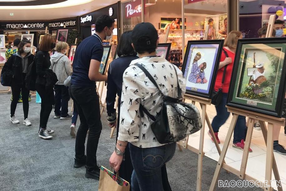 Đại sứ quán Việt Nam tại Thổ Nhĩ Kỳ tham gia triển lãm tranh thêu tại Ankara