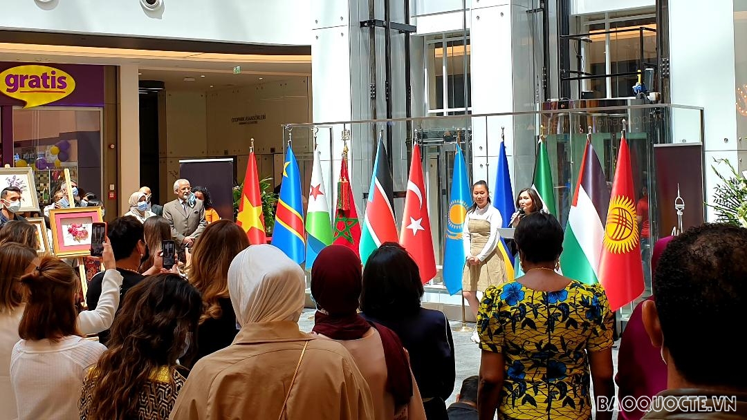 triển lãm tranh thêu của 10 phu nhân Đại sứ đến từ các nước Kuwait, Kazakhstan, Palestine, Morocco, Djibouti, CHDC Congo, Kyrgyzstan, Ucraina, Nam Sudan và Việt Nam