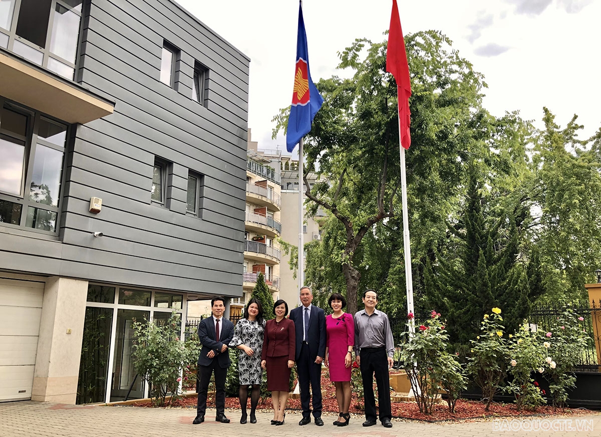 Đại sứ Nguyễn Thị Bích Thảo đã có buổi gặp gỡ với Chủ tịch và các Phó Chủ tịch Hiệp hội người Việt Nam tại Hungary.