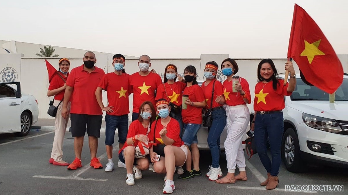 Sắc đỏ Việt Nam 'nhuộm' sân Al Maktoum trước trận gặp Malaysia