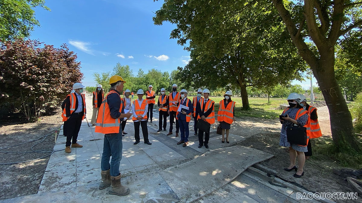 Đại sứ Phạm Việt Anh cùng các Đại sứ và Đại biện các nước ASEAN tại Hà Lan thăm và làm việc tại Trung tâm triển lãm nông nghiệp Floriade Expo 2022. Đại sứ Phạm Việt Anh cùng các Đại sứ và Đại biện các nước ASEAN tại Hà Lan thăm và làm việc tại Trung tâm triển lãm nông nghiệp Floriade Expo 2022.