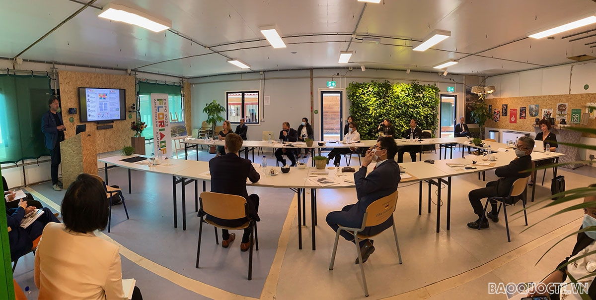 Đại sứ Phạm Việt Anh cùng các Đại sứ và Đại biện các nước ASEAN tại Hà Lan thăm và làm việc tại Trung tâm triển lãm nông nghiệp Floriade Expo 2022. Đại sứ Phạm Việt Anh cùng các Đại sứ và Đại biện các nước ASEAN tại Hà Lan thăm và làm việc tại Trung tâm triển lãm nông nghiệp Floriade Expo 2022.