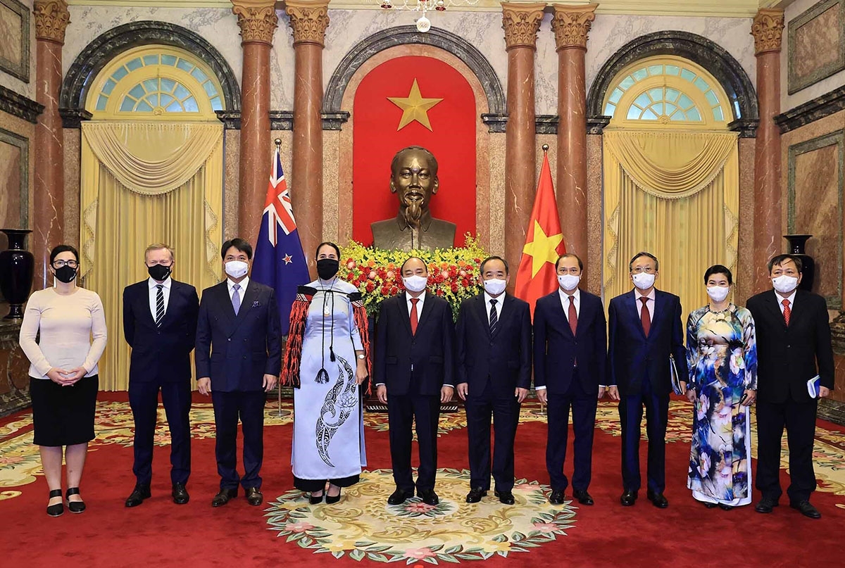 Chủ tịch nước Nguyễn Xuân Phúc và Đại sứ New Zealand Tredene Dobson tại Lễ trình Quốc thư. Ảnh: (Nguồn: TTXVN) Chủ tịch nước Nguyễn Xuân Phúc và Đại sứ New Zealand Tredene Dobson tại Lễ trình Quốc thư. Ảnh: (Nguồn: TTXVN)