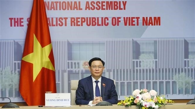 Chủ tịch Quốc hội Vương Đình Huệ hội đàm trực tuyến với Chủ tịch Nhân đại Trung Quốc Lật Chiến Thư