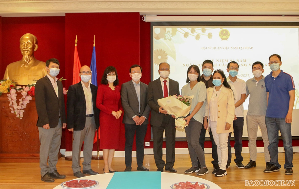 Đại sứ Đinh Toàn Thắng gửi lời chúc tốt đẹp nhất đến đội ngũ phóng viên thường trú Việt Nam tại Pháp 