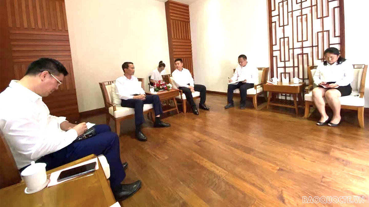 Tổng Lãnh sự Nguyễn Trung Hiếu chào xã giao, làm việc với Bí thư Huyện ủy huyện Hà Khẩu Vu Dương. Tổng Lãnh sự Nguyễn Trung Hiếu chào xã giao, làm việc với Bí thư Huyện ủy huyện Hà Khẩu Vu Dương.