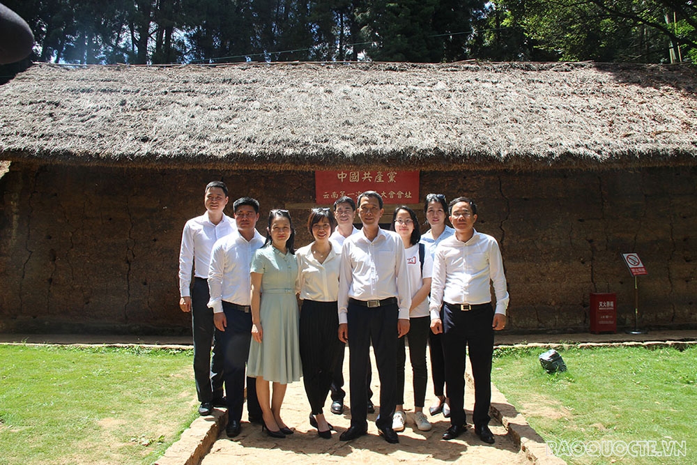 Chi bộ Tổng Lãnh sự quán Việt Nam tại Côn Minh, Trung Quốc thăm quan Khu di tích Cha Ni Pi - nơi tổ chức Đại hội Đảng bộ tỉnh Vân Nam lần thứ nhất. Chi bộ Tổng Lãnh sự quán Việt Nam tại Côn Minh, Trung Quốc thăm quan Khu di tích Cha Ni Pi - nơi tổ chức Đại hội Đảng bộ tỉnh Vân Nam lần thứ nhất.