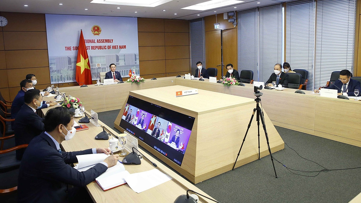 Chủ tịch Quốc hội Vương Đình Huệ hội đàm trực tuyến với Chủ tịch Quốc hội Hàn Quốc Park Byeong Seug. (Nguồn: TTXVN) Chủ tịch Quốc hội Vương Đình Huệ hội đàm trực tuyến với Chủ tịch Quốc hội Hàn Quốc Park Byeong Seug. (Nguồn: TTXVN)