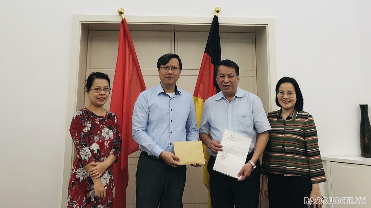 Tiếp nhận tiền ủng hộ Quỹ vaccine phòng Covid-19 tại Frankfurt