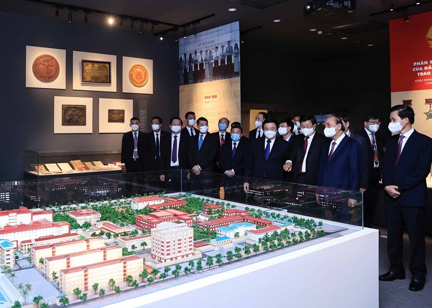 Tổng Bí thư Thongloun Sisoulith và Chủ tịch nước Nguyễn Xuân Phúc tham quan Phòng truyền thống của Học viện. (Nguồn: TTXVN) Tổng Bí thư Thongloun Sisoulith và Chủ tịch nước Nguyễn Xuân Phúc tham quan Phòng truyền thống của Học viện. (Nguồn: TTXVN)