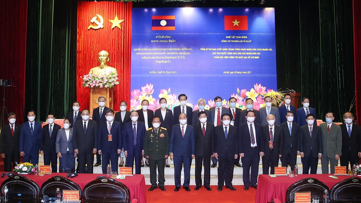 Tổng Bí thư, Chủ tịch nước Lào Thongloun Sisoulith và Chủ tịch nước Nguyễn Xuân Phúc cùng Đoàn đại biểu cấp cao hai nước chụp ảnh chung với Ban Giám đốc học viện. (Nguồn: TTXVN) Tổng Bí thư, Chủ tịch nước Lào Thongloun Sisoulith và Chủ tịch nước Nguyễn Xuân Phúc cùng Đoàn đại biểu cấp cao hai nước chụp ảnh chung với Ban Giám đốc học viện. (Nguồn: TTXVN)