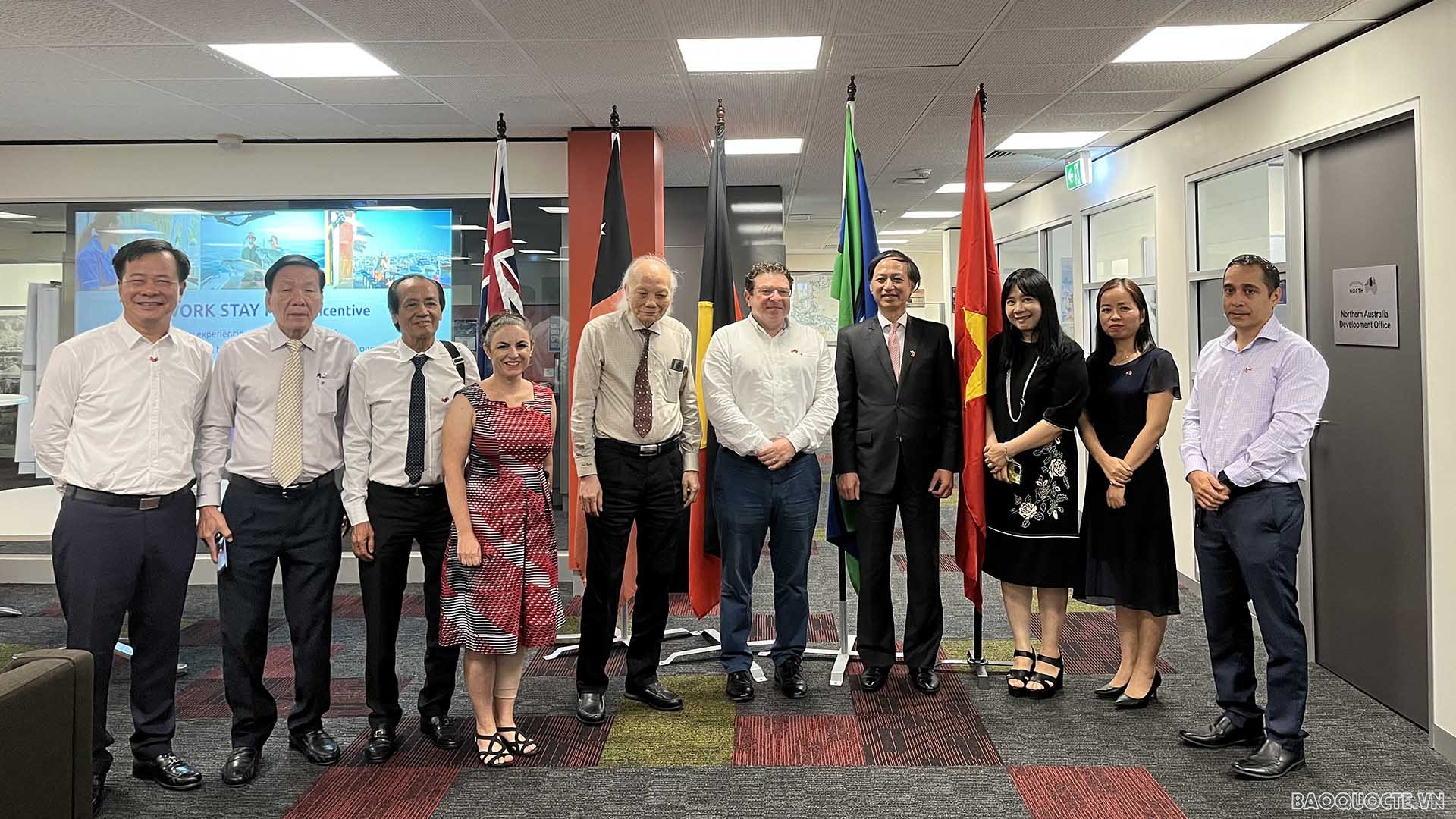 Đại sứ Nguyễn Tất Thành chụp ảnh cùng đoàn Hiệp hội Doanh nghiệp Đầu tư nước ngoài và quan chức Bộ Công nghiệp-Du lịch và Thương mại Bắc Australia. Đại sứ Nguyễn Tất Thành chụp ảnh cùng đoàn Hiệp hội Doanh nghiệp Đầu tư nước ngoài và quan chức Bộ Công nghiệp-Du lịch và Thương mại Bắc Australia.