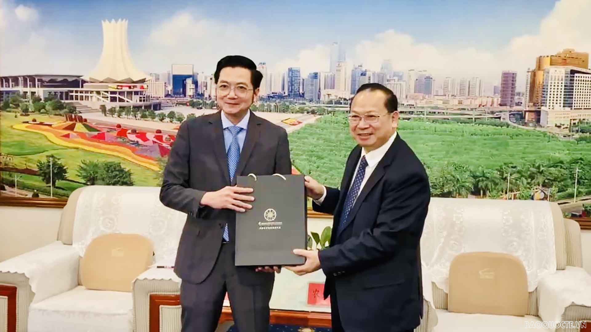 Tổng Lãnh sự Việt Nam tại Nam Ninh Đỗ Nam Trung hội kiến Thường vụ Khu ủy Quảng Tây, Bí thư Thành ủy Nam Ninh Nông Sinh Văn.