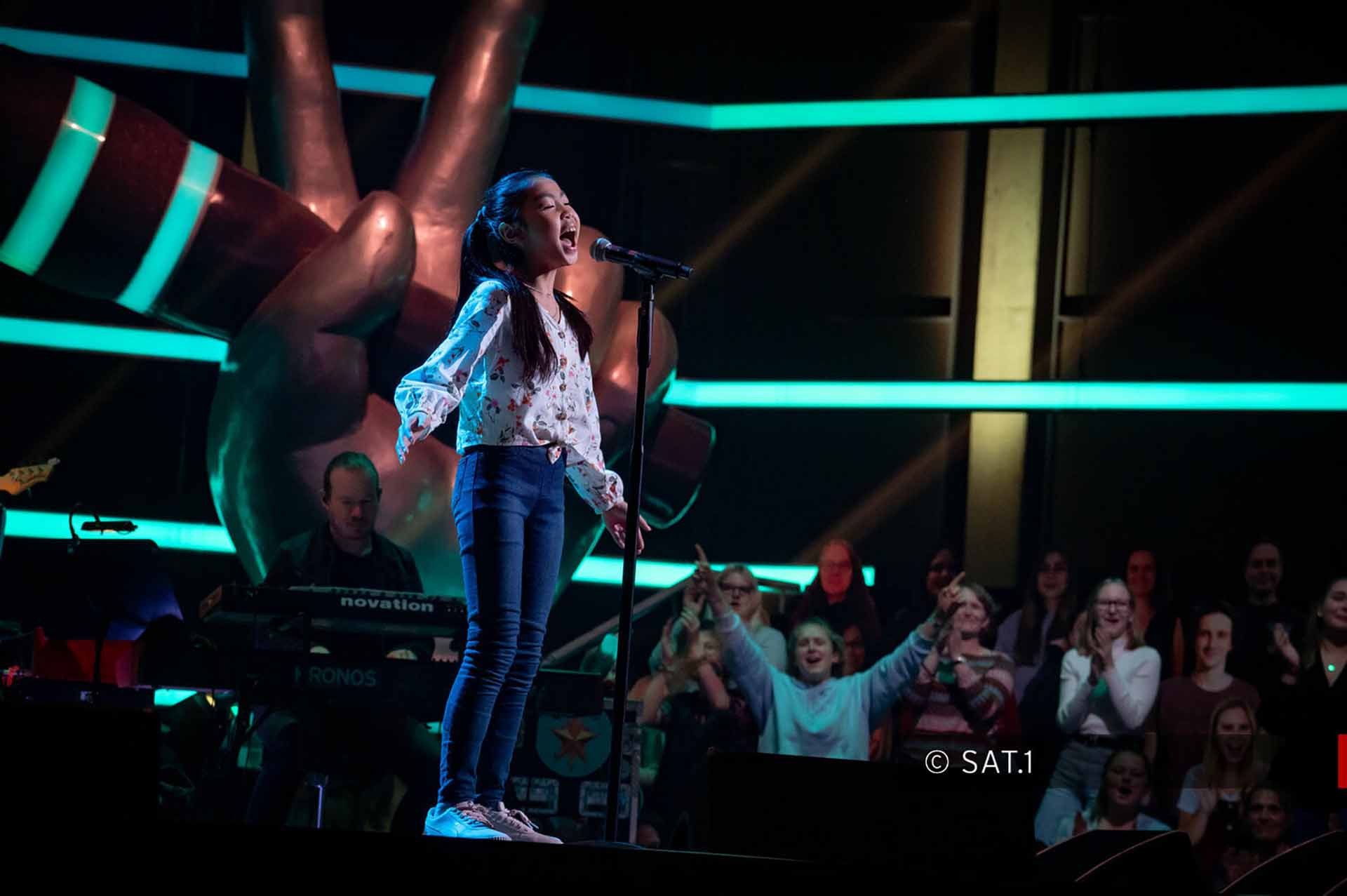 Ngọc Thảo biểu diễn ấn tượng tại The Voice Kids của Đức. (Ảnh: NVCC)