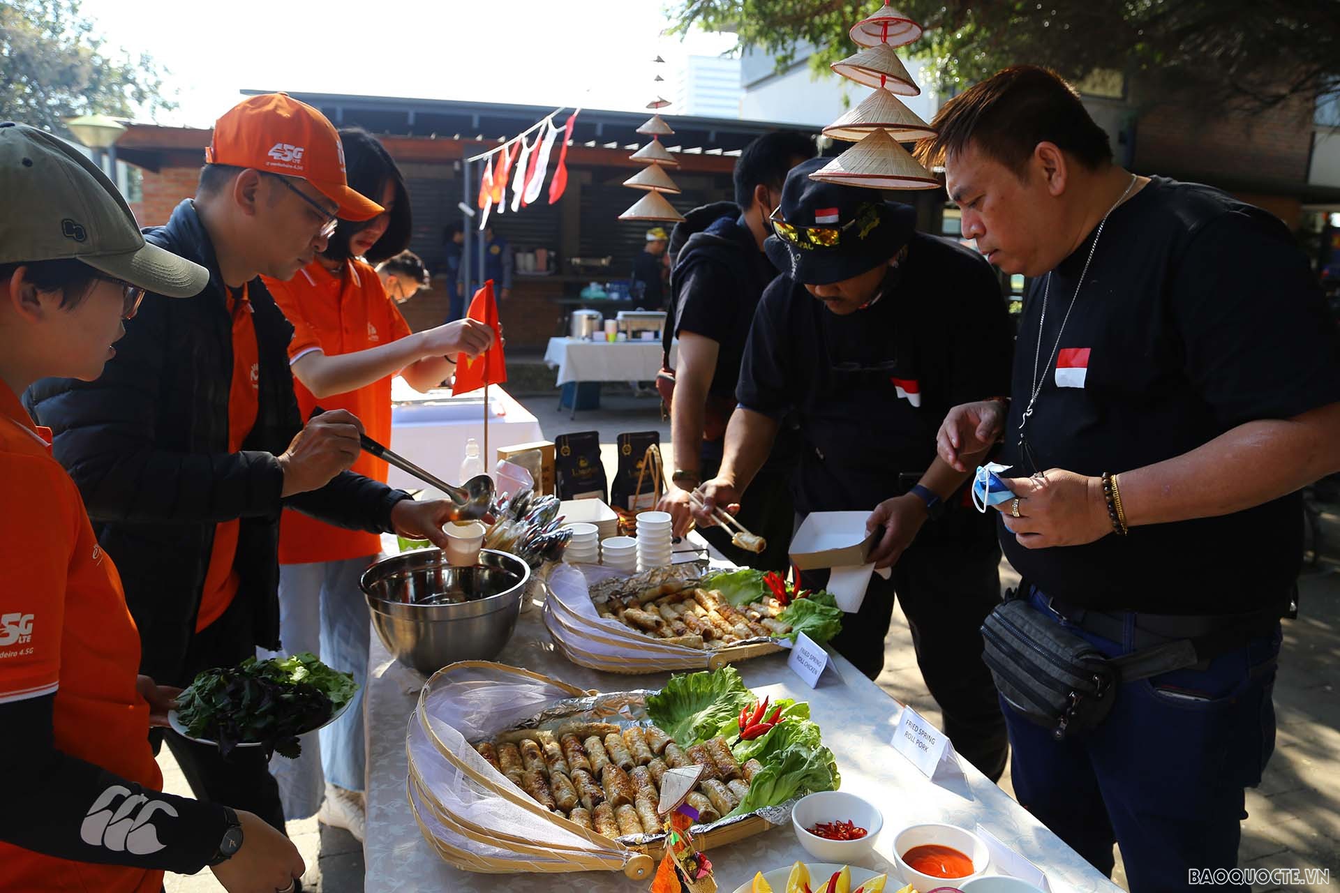 Gian hàng ẩm thực của Đại sứ quán Việt Nam.