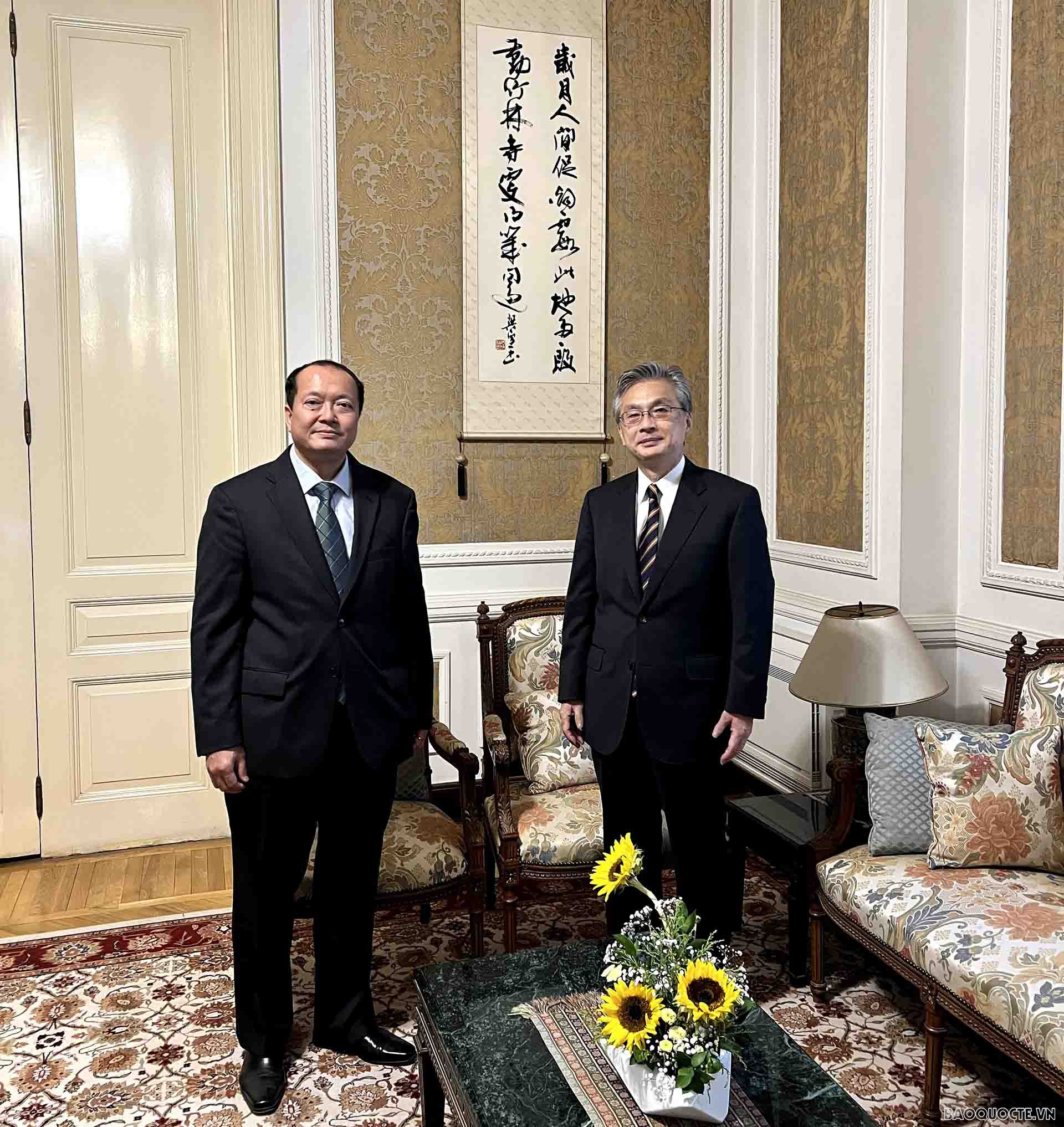 Đại sứ Nguyễn Huy Dũng và Đại sứ Nhật Bản Oka Hiroshi.