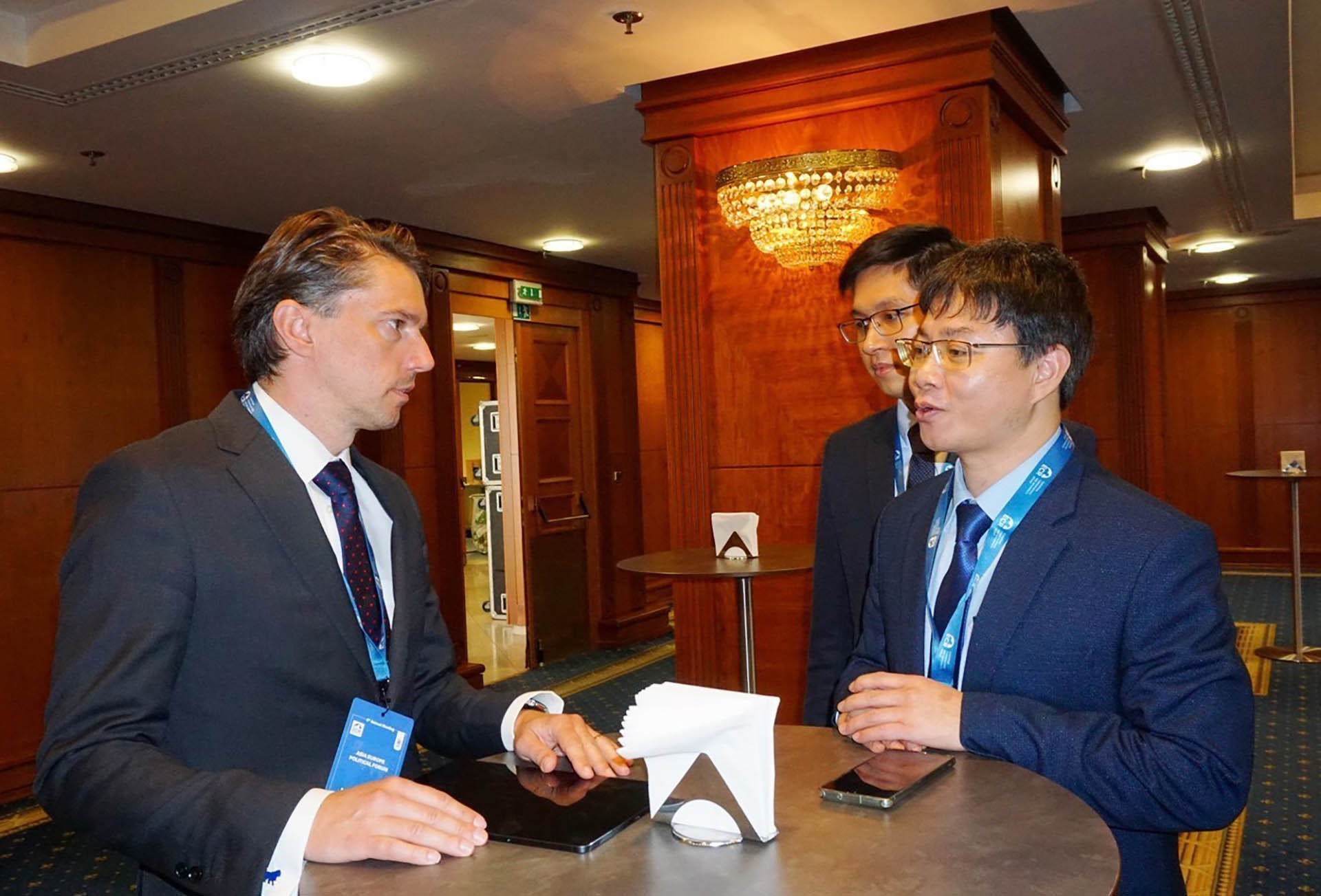 Phó Trưởng Ban Đối ngoại Trung ương Ngô Lê Văn trao đổi với Thứ trưởng Bộ Ngoại giao Cộng hòa Czech Jiří Kozák. (Nguồn: TTXVN)