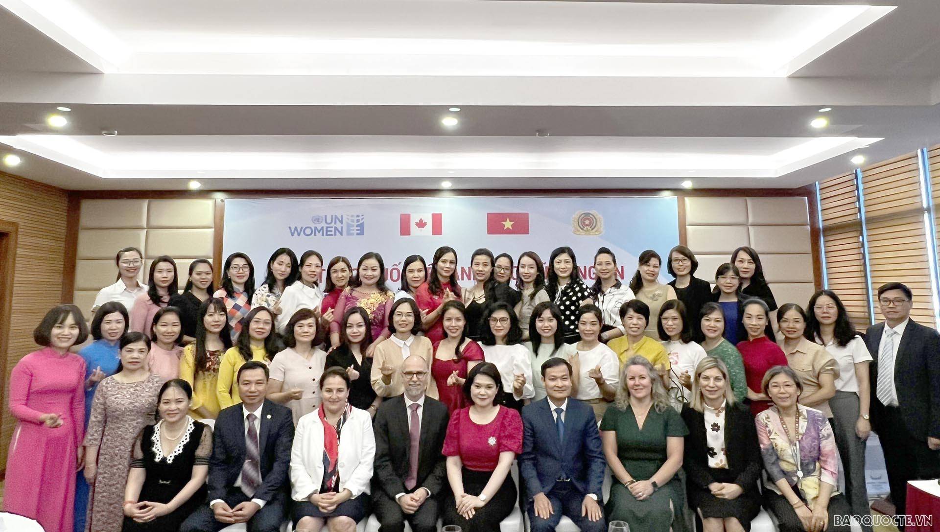 Các đại biểu chụp ảnh lưu niệm.