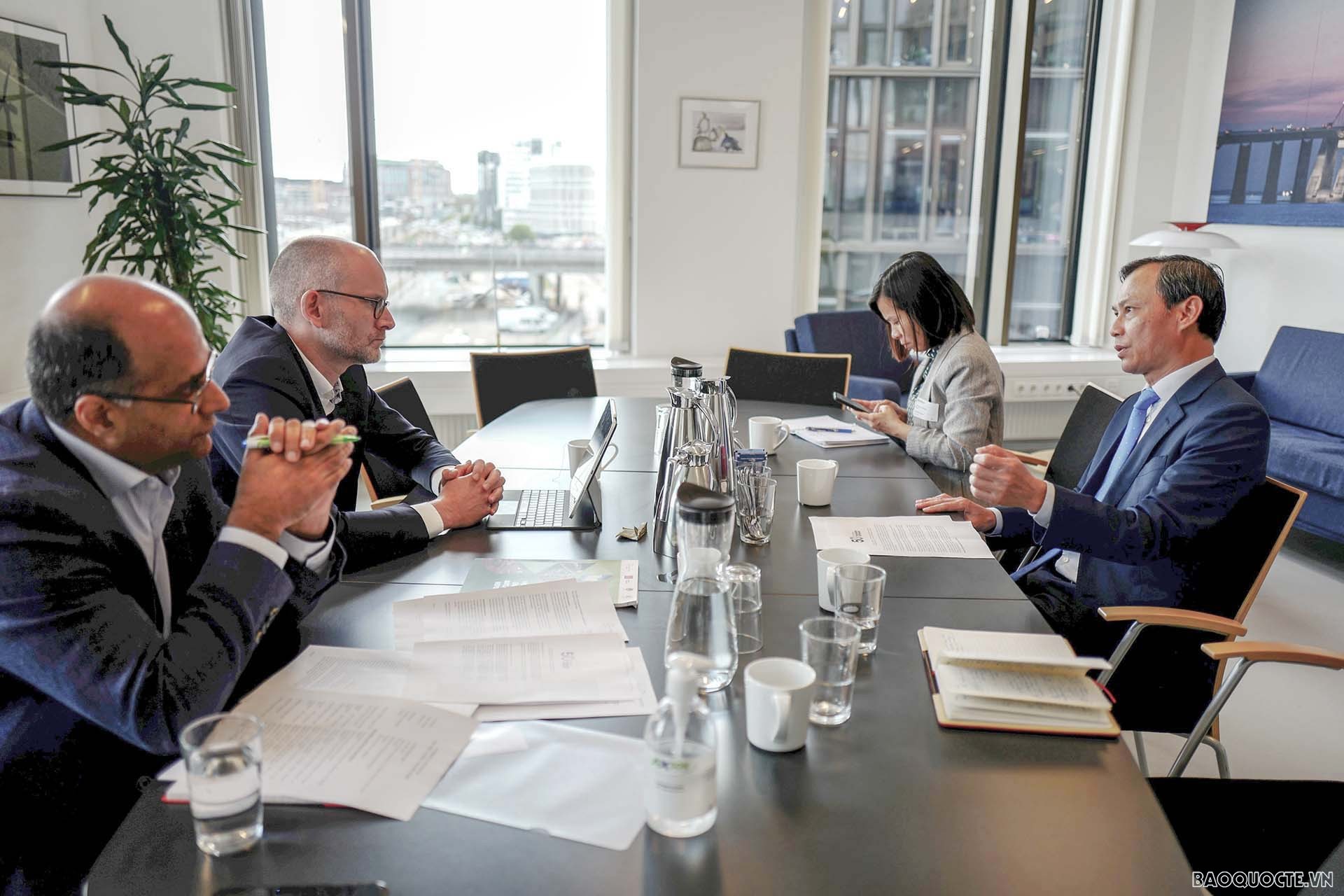 Đại sứ Lương Thanh Nghị làm việc với Tổng giám đốc Cơ quan Năng lượng Đan Mạch Kristoffer Böttzauw. Đại sứ Lương Thanh Nghị làm việc với Tổng giám đốc Cơ quan Năng lượng Đan Mạch Kristoffer Böttzauw.