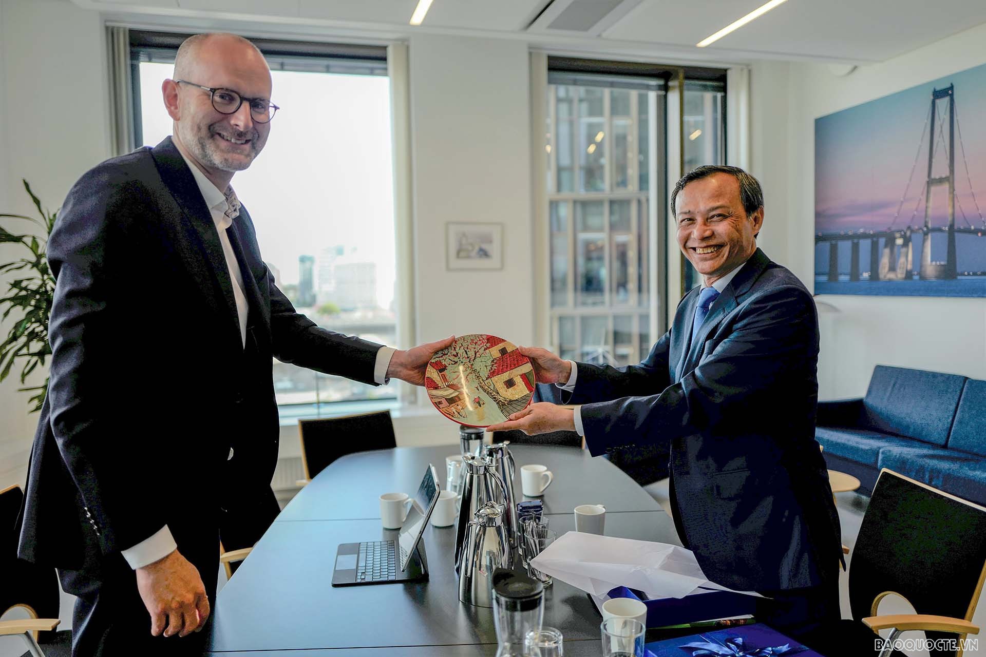 Đại sứ Lương Thanh Nghị và Tổng giám đốc Cơ quan Năng lượng Đan Mạch Kristoffer Böttzauw. Đại sứ Lương Thanh Nghị và Tổng giám đốc Cơ quan Năng lượng Đan Mạch Kristoffer Böttzauw.