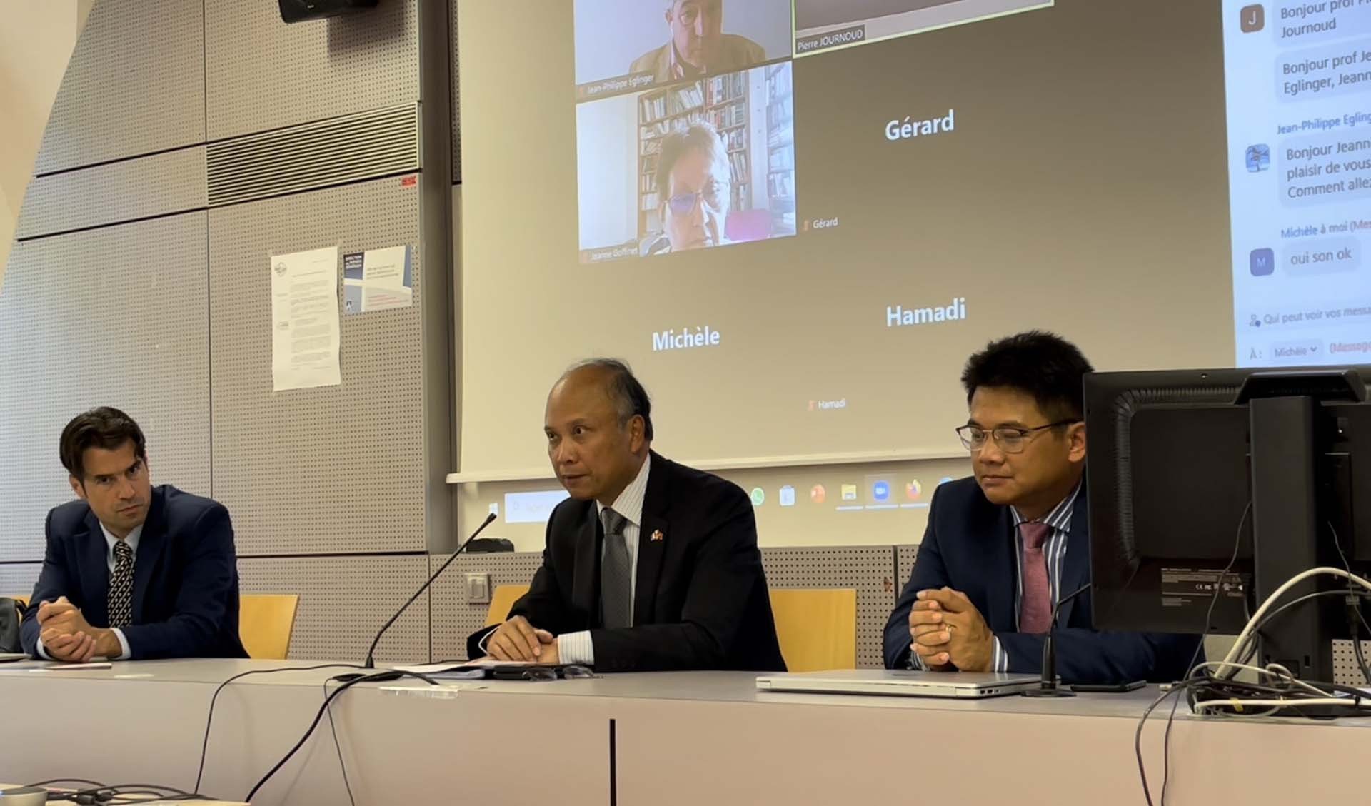 Đại sứ Việt Nam tại Pháp Đinh Toàn Thắng (giữa) phát biểu tại buổi tọa đàm. (Nguồn: TTXVN)